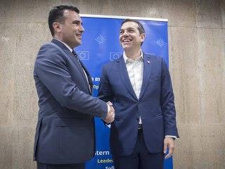 Το δημοψήφισμα, που μια συντριπτική πλειοψηφία στη γειτονική μας χώρα απάντησε θετικά στην συμφωνία, είχε το αρνητικό στοιχείο ότι τα δυο τρίτα την αποδοκίμασαν δια της αποχής. Στη συνέχεια προχώρησε στη Βουλή η συμφωνία και αφού πήρε τις 8 ψήφους του VMRO, κατέθεσε το κείμενο των τροποποιήσεων, όπου εκεί αρχίζουν οι ζαβολιές