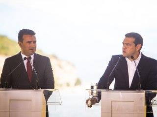 Με μια κρίσιμη μάζα του του ΣΥΡΙΖΑ να έχει αυτές τις θέσεις, είναι φυσικό επακόλουθο να αφήσουν να περάσει με αστερίσκους και υποσημειώσεις, που δεν διαβάζει κανείς, τόσο η ταυτότητα όσο και η γλώσσα, Και τα επιχειρήματα περί αναγνώρισης, που στο παρελθόν ούτε οι Σκοπιανοί δεν είχαν θέσει, δεν αποτελούν ούτε καν φύλλο συκής, για να καλύψουν τις πραγματικές τους μύχιες σκέψεις