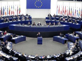 Το Brexit (έξοδος της χώρας από την Ευρωπαϊκή Ενωση – ΕΕ) είναι αυτό καθ’ εαυτό η έσχατη ιδεοληπτική πράξη πολιτικού λαϊκισμού, ιδιαίτερα όταν επιδιώκεται στο υπόβαθρο σειράς εκτιμήσεων ότι θα είναι βαθύτατα ζημιογόνο για τη χώρα κυρίως (αλλά και την Ευρώπη βέβαια). Αυτή είναι όμως η μια όψη της Ευρώπης όπως εμφανίζεται μέσα στο καλοκαίρι που σιγά σιγά φθάνει στο τέλος του. Γιατί η άλλη όψη είναι ότι η κυρίαρχη τάση του καλοκαιριού υπήρξε η υποχώρηση της ανελεύθερης δημοκρατίας και του λαϊκισμού, υποχώρηση που οφείλεται είτε σε αποτελέσματα εκλογικών αναμετρήσεων είτε σε λαϊκές διαδηλώσεις κυρίως από νέους ανθρώπους ενάντια σε αυταρχικές μορφές διακυβέρνησης.