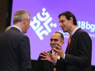 Το Eurogroup συνεδριάζει τουλάχιστον μία φορά τον μήνα και τα αποτελέσματα των συνεδριάσεων ανακοινώνονται στη -γνώριμη σε εμάς- συνέντευξη Τύπου που ακολουθεί την ολοκλήρωση των εργασιών του. Υπάρχει ένας πρόεδρος,ο Mario Centeno, υπουργός Οικονομικών της Πορτογαλίας, ο οποίος εκλέχθηκε πέρυσι για δυόμισι έτη. Δεν είναι όμως αποκλειστικής απασχόλησης, αλλά ασκεί τα καθήκοντά του επιπλέον εκείνων του υπουργού Οικονομικών της χώρας του.