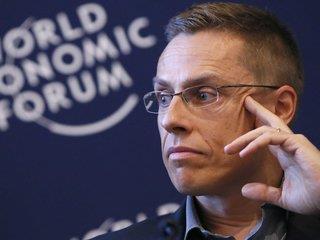 Εν ολίγοις, ο Στουμπ θέλει να τοποθετηθεί στην ευρωπαϊκή πολιτική κονίστρα ως «κεντροδεξιός Μακρόν», καθώς η υποψηφιότητα Βέμπερ κλίνει υπερβολικά προς τα δεξιά και δεν έχει προκαλέσει ρίγη ενθουσιασμού στο ΕΛΚ, τοσούτω μάλλον στο ευρωπαϊκό πολιτικό σύστημα στο σύνολό του.