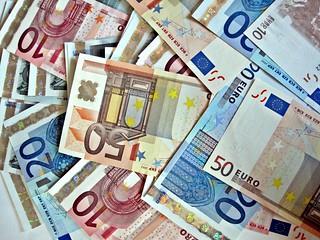 Στις πρώτες θέσεις στην κατάταξη των παραγόντων οι οποίοι διευκολύνουν το οργανωμένο έγκλημα, συμπεριλαμβάνονται, σύμφωνα με πρόσφατη έρευνα που είδε το φως της δημοσιότητας στη Μεγάλη Βρετανία, τα δικηγορικά και λογιστικά γραφεία. Μήπως να καταργήσουμε κι αυτά; Η τρομοκρατία έχει ως κύρια αιτία της τον θρησκευτικό φανατισμό, μήπως είναι ώρα να καταργήσουμε τη θρησκεία;Η κατάργηση των μετρητών δεν θα επηρέαζε καθόλου το οργανωμένο έγκλημα. Αυτό βρίσκεται πάντοτε δύο βήματα μπροστά από τους κρατικούς σχεδιαστές.