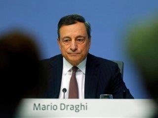 Οι επενδυτές στοιχηματίζουν σε μειώσεις επιτοκίων -πιθανότατα ακόμα και αυτή την εβδομάδα- και σε μια αναβίωση των αγορών ομολόγων, της γνωστής ποσοτικής χαλάρωσης, αργότερα φέτος. Αν δεν υπάρξει μείωση επιτοκίων τον Ιούλιο, τότε κρίσιμης σημασίας θα είναι το forward guidance του κ. Ντράγκι: αναμένεται ευρύτατα να προσθέσει τις λέξεις «ή χαμηλότερα» στην πρόβλεψη της ΕΚΤ πως τα επιτόκια θα παραμείνουν στα τρέχοντα επίπεδά τους μέχρι το επόμενο καλοκαίρι.