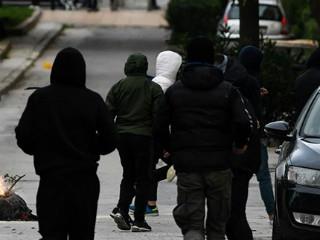 Ο «Ρουβίκωνας» και άλλες συγγενείς αναρχικές ομάδες έχουν προετοιμαστεί με τις καθημερινές επιδρομές τους. Και απομένει ένα ακόμα βήμα για να γίνουν αιματηρές. Το ότι οι αστυνομικές και εισαγγελικές αρχές δεν προέβησαν μέχρι τώρα σε συλλήψεις και διώξεις με κατάληξη καταδίκες αποδεικνύει πόσο προβληματικό είναι το κράτος δικαίου στη χώρα μας. Οι δράσεις ειδικότερα του «Ρουβίκωνα» προαναγγέλλονται και προβάλλονται ακόμα και από τα διάφορα ηλεκτρονικά δίκτυά τους, οι ηγήτορες είναι επώνυμοι, εμφανίζονται τηλεοπτικά και αναλαμβάνουν την ευθύνη μετά την δράση των νεαρών κουκουλοφόρων του.