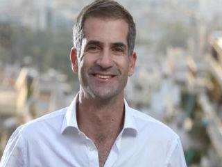 Τα όποια συνταγματικά ή νομικά εμπόδια που μπορεί υπάρχουν αντανακλούν την παρωχημένη και βαθιά αναχρονιστική αντίληψη για τις σχέσεις μεταξύ κεντρικού κράτους και Τ.Α.. Στη χώρα μας, η Τ.Α. δεν είναι στην πραγματικότητα ούτε τοπική ούτε αυτοδιοίκηση. Δεν είναι τοπική επειδή βρίσκεται αντιμέτωπη με προβλήματα όπως η ανεργία, η μετανάστευση, τα ναρκωτικά, που έχουν υπερτοπικό χαρακτήρα, ξεφεύγουν από τα στενά όρια ενός δήμου ή μιας περιφέρειας.