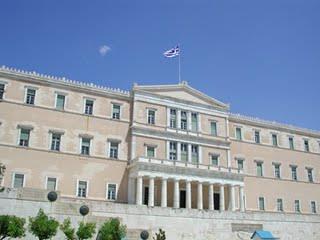 Η εμπιστοσύνη των εταίρων θεωρείται απαραίτητη ώστε να καλλιεργηθεί το έδαφος για την επανεξέταση του ύψους των πρωτογενών πλεονασμάτων και να στηριχθεί το "ξεκλείδωμα" των πηγών χρηματοδότησης της οικονομίας. μέσω της μείωσης των NPEs των τραπεζών, της επιτάχυνσης της εξυγίανσης των ισολογισμών των τραπεζών και της πλήρης άρσης των capital controls, τα οποία και έχουν αποτελέσει σημαντικό αντι-κίνητρο για τις ξένες επενδύσεις. Η επαναδιαπραγμάτευση με τους δανειστές για έναν χαμηλότερο στόχο, του πρωτογενούς πλεονάσματος κάτι το οποίο είναι πιθανό να πετύχει η Νέα Δημοκρατία κρίνεται από τη τολμηρή, μεταρρυθμιστική δέσμη μέτρων για τη βελτίωση της ανάπτυξης.