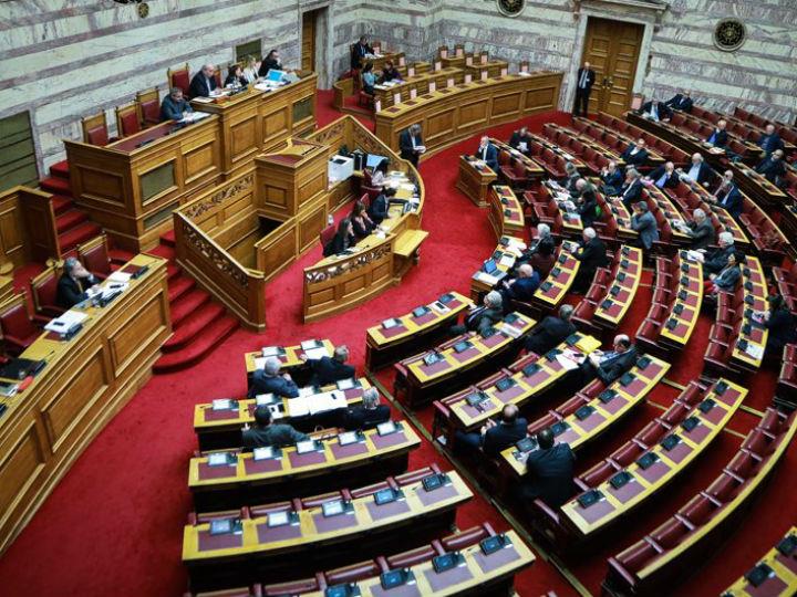 «Οι πολιτικοί, απασχολούμενοι σχεδόν πλήρως με τα τρέχοντα θέματα της επικαιρότητας, τείνουν να χάνουν από το οπτικό τους πεδίο σημαντικά αλλά μακροπρόθεσμα θέματα και, εν πάση περιπτώσει, για να είναι αποδεκτοί από την εκάστοτε πλειοψηφία, δεν μπορούν – σχεδόν εξ ορισμού – να είναι πρωτοπόροι στον χώρο των ιδεών.»