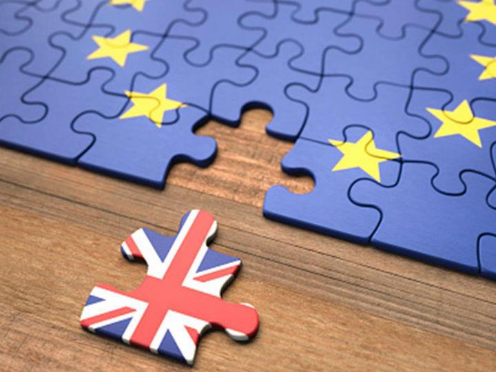 «Τί προσέφερε το ΗΒ στην Ένωση και τί αποκόμισε από αυτήν; Πόσο μέλος της ΕΕ ήταν εξάλλου το ΗΒ, όταν στην ευρωζώνη δεν συμμετείχε, τη συμφωνία Σέγκεν δεν την εφάρμοζε, στην ενιαία αγορά βρισκόταν με εξαιρέσεις και στον κοινοτικό προϋπολογισμό έχαιρε αρκετών εξαιρέσεων;»