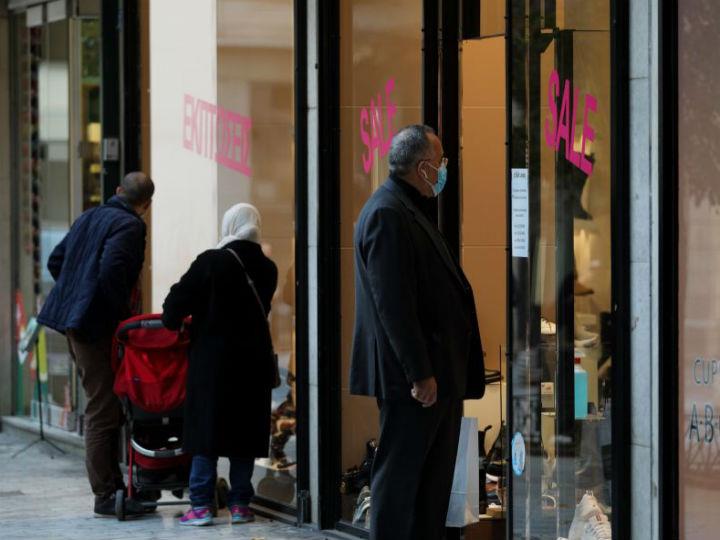 «Η αλήθεια είναι ότι μοιάζει σαν να βρισκόμαστε εκσφενδονισμένοι σε ένα πεπρωμένο που δεν επιλέξαμε. Και το διακύβευμα δυστυχώς ίσως να μην είναι η φαινομενική τήρηση του έκτακτου Νόμου.»