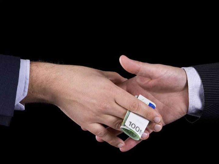 «Γνωρίζουμε πολύ καλά ότι η διαφθορά, όταν επικρατεί σε όλα τα επίπεδα, είναι σαν το σαράκι, τρώει την κοινωνία από μέσα. Και όταν δεν υπάρχει εμπιστοσύνη ότι το κράτος λειτουργεί με ακεραιότητα, αυτό αποτελεί συχνά το καλύτερο άλλοθι και για τον πολίτη να παρανομεί και αυτός».