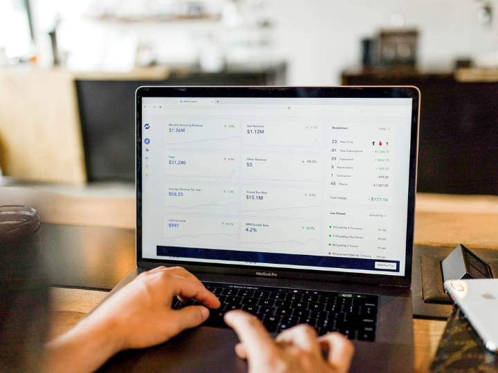 «Ενώ οι χώρες της Ε.Ε., με εξαίρεση τη Γαλλία, βρίσκονται ακόμη στο στάδιο επεξεργασίας των νομοθετημάτων με τα οποία θα ενσωματωθεί η οδηγία στις εθνικές νομοθεσίες, η Αυστραλία προχωρεί σε νομοθέτηση αντίστοιχης υποχρέωσης καταβολής δικαιωμάτων από τις πλατφόρμες στους εκδότες Τύπου.»