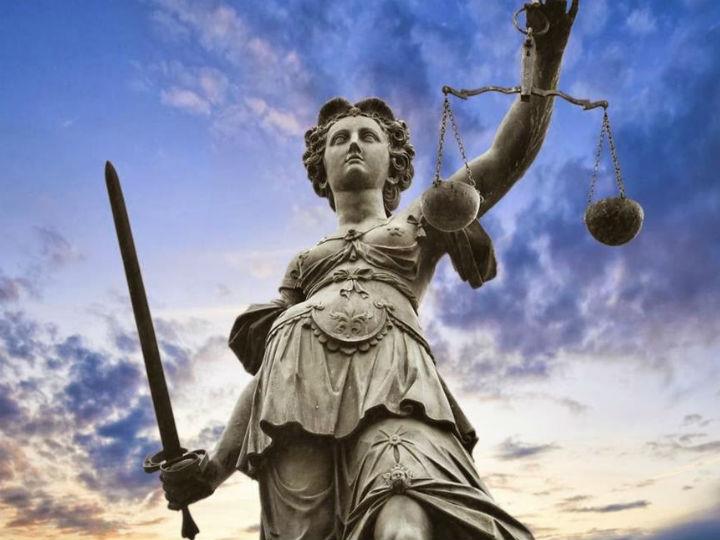 «Το Κράτος Δικαίου είναι εδώ, με τις όποιες ατέλειές του και η γενίκευση με επιθέσεις συνολικά στο θεσμό της Δικαιοσύνης, με υπονόμευση και φαλκίδευση, οδηγεί σε επικίνδυνα μονοπάτια. Ουδείς πρέπει να παρεμβαίνει ή να έχει κατά νου να παρέμβει.»