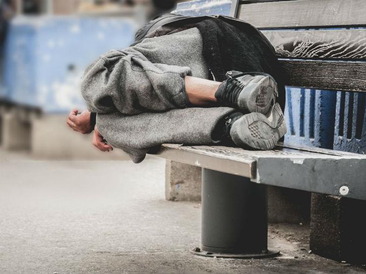 «Στο ψήφισμα που εγκρίθηκε με 647 ψήφους υπέρ, 13 κατά και 32 αποχές, το Κοινοβούλιο υπογραμμίζει την επισφαλή κατάσταση διαβίωσης περισσότερων από 700.000 ανθρώπων που αντιμετωπίζουν την έλλειψη στέγης κάθε βράδυ στην Ευρώπη, αριθμός που σημείωσε αύξηση κατά 70% σε διάστημα δέκα ετών.»