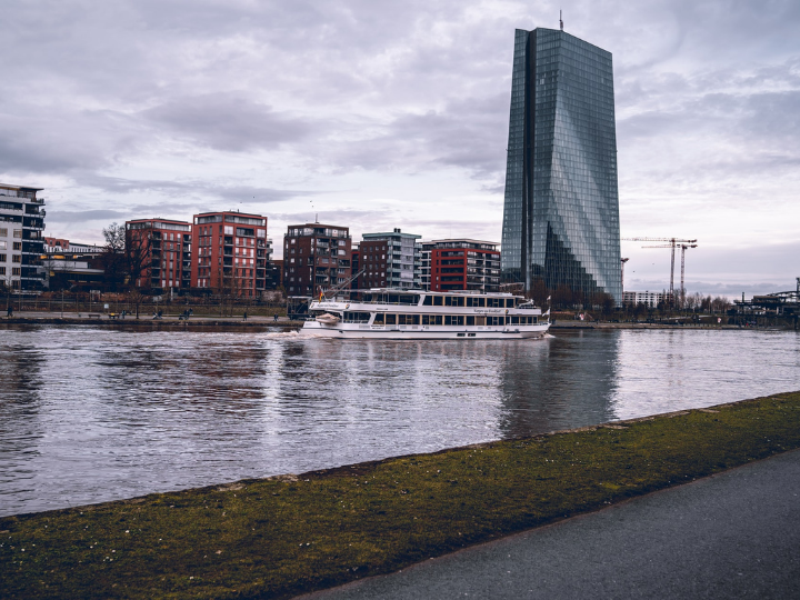 «ια τους εδώ δραχμολάγνους και λοιπούς οικονομικούς «προφήτες» επισημαίνουμε ότι αν η Ελλάδα δεν ήταν μέλος της Ευρωζώνης, σήμερα θα είχε περί τα 1.000 δισ. ευρώ εξωτερικό χρέος».