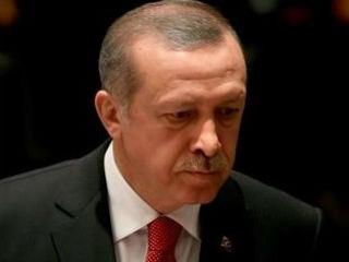 <<Εχοντας υπόψη ότι ο τούρκος πρόεδρος κινήθηκε με αποφασιστικότητα, με το βλέμμα του στραμμένο όχι μόνο στη Συρία αλλά και στο εσωτερικό, ειδικότερα ως προς το τελευταίο μπορούμε να πούμε ότι κατόρθωσε να ανακτήσει την πρωτοβουλία των κινήσεων και να εγκλωβίσει την αντιπολίτευση στην ατζέντα του.>>