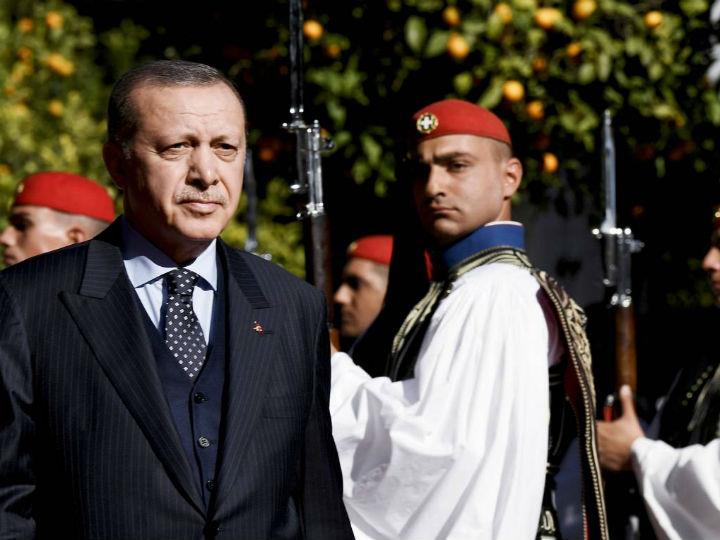 «Ο Ερντογάν εμφανίζεται να παίζει το παιχνίδι της γάτας με το ποντίκι, αυξομειώνοντας -πάντα με δική του πρωτοβουλία- τις εντάσεις, είτε πρόκειται για την Ελλάδα είτε για τις υπόλοιπες περιοχές στις οποίες διεκδικεί επικράτηση των συμφερόντων του.»