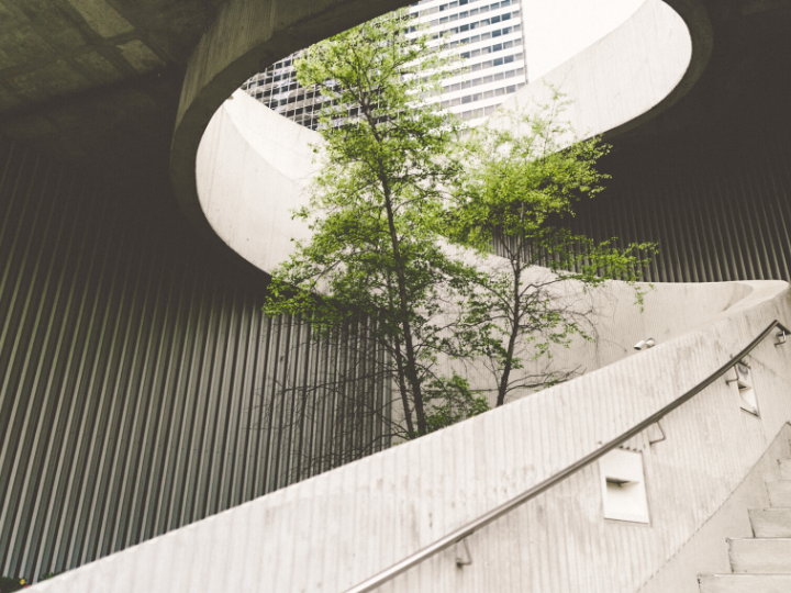 Το Greenwashing είναι η μεταμφίεση και η «πρασινοποίηση» πρακτικών με σκοπό την παρουσίασή τους ως περιβαλλοντικά φιλικών ή βιώσιμων θέλοντας να προσελκύσουν κεφάλαια.