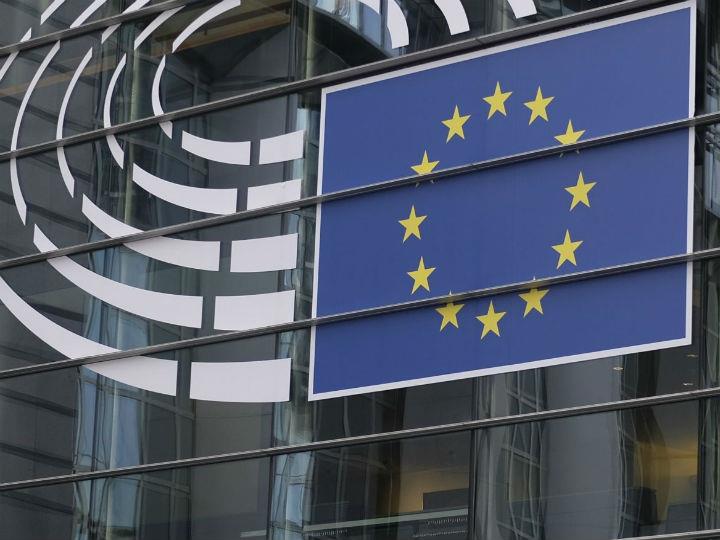 «Το Ταμείο Δίκαιης Μετάβασης είναι το πρώτο σημαντικό βήμα στο πλαίσιο της εμβληματικής πρωτοβουλίας της Ευρωπαϊκής Επιτροπής για μια Πράσινη Ευρώπη. Σήμερα, η επιτροπή Περιφερειακής Ανάπτυξης επιβεβαίωσε ότι το Ευρωπαϊκό Κοινοβούλιο συνεχίζει να δείχνει το δρόμο όσον αφορά την εφαρμογή της Συμφωνίας του Παρισιού, επιδιώκοντας μια κοινωνικά δίκαιη πράσινη μετάβαση στις περιφέρειές μας..»