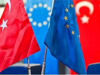 Παρά τις επανειλημμένες διαβεβαιώσεις της τουρκικής κυβέρνησης περί δέσμευσής της για ένταξη στην ΕΕ, βασικές ελλείψεις που επηρεάζουν την ενταξιακή διαδικασία παραμένουν ανεπίλυτες, αναφέρει η έκθεση. Οι ευρωβουλευτές καλούν την τουρκική κυβέρνηση να αντιμετωπίσει τις συνεχιζόμενες ελλείψεις στους τομείς του κράτους δικαίου, των ανθρωπίνων δικαιωμάτων, των δημοκρατικών προτύπων, της ελευθερίας του Τύπου και άλλων θεμελιωδών ελευθεριών, καθώς και να σεβαστεί τις σχέσεις καλής γειτονίας και το διεθνές δίκαιο.