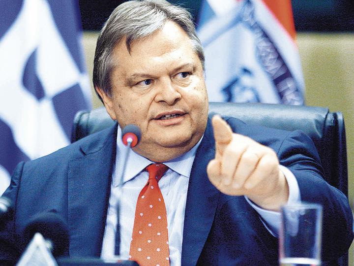 Το ΓΟΣΔ θεωρεί ότι η ΕΚΤ, για την ακρίβεια το Ευρωπαϊκό Σύστημα Κεντρικών Τραπεζών που έχει την αποκλειστική αρμοδιότητα να ασκεί τη νομισματική πολιτική στην Ευρωζώνη, έχει εισχωρήσει βαθιά στο πεδίο της οικονομικής πολιτικής που είναι κυριαρχική αρμοδιότητα των κρατών μελών και επηρεάζει τα πάντα: Τα  επιτόκια, τις αποδόσεις των καταθέσεων, τις τιμές μετόχων και ακινήτων, το χαρτοφυλάκιο των εμπορικών τραπεζών, την αντοχή των κεντρικών τραπεζών, τους όρους χρηματοδότησης των κρατών μελών που είναι ίδιοι, ανεξάρτητα από τα οικονομικά και δημοσιονομικά δεδομένα κάθε κράτους μέλους.