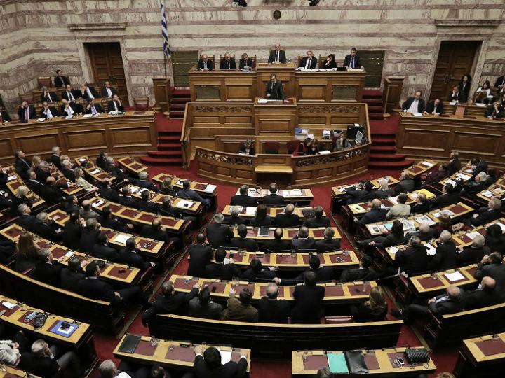 «Το τσουνάμι της κρίσης του 2008 παρέσυρε μια χώρα με σαθρά θεμέλια ως καρυδότσουφλο. Αντίθετα, Ιρλανδία, Πορτογαλία, Κύπρος, Ισπανία στάθηκαν γρήγορα στα πόδια τους. Διέθεταν ικανότερο πολιτικό προσωπικό, δομές, κυρίως συναίνεση και άρα λιγότερες τοξίνες.»
