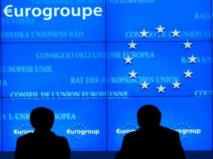 Η αδυναμία της Ευρωπαϊκής Ένωσης να ανταποκριθεί στις δύο μεγάλες προκλήσεις των ημερών μας είναι αυτή που την οδηγεί στην ουσιαστική διάλυση.