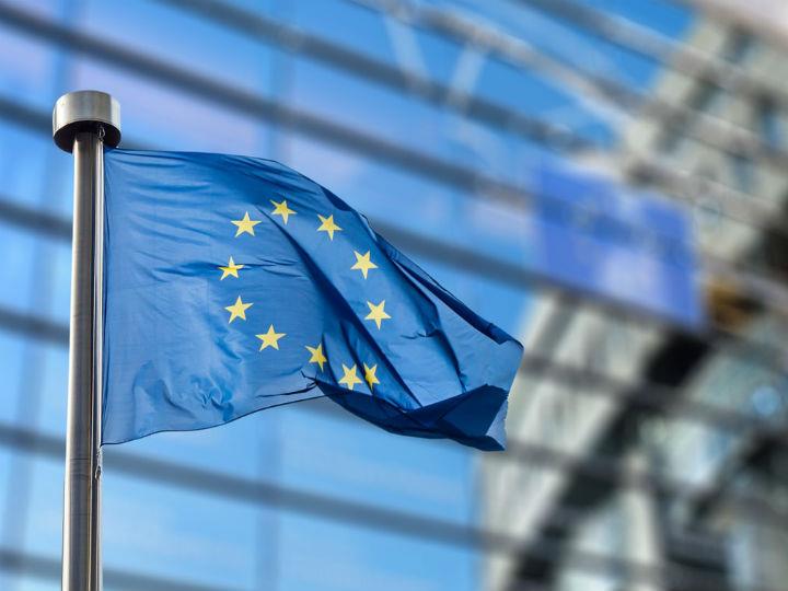 Η προθεσμία για τη μεταφορά της αναθεωρημένης οδηγίας για τις υπηρεσίες οπτικοακουστικών μέσων στην εθνική νομοθεσία ήταν η 19η Σεπτεμβρίου 2020 και μόνο η Δανία, η Ουγγαρία, οι Κάτω Χώρες και η Σουηδία κοινοποίησαν μέτρα μεταφοράς και δήλωσαν ότι η μεταφορά τους ήταν πλήρης.