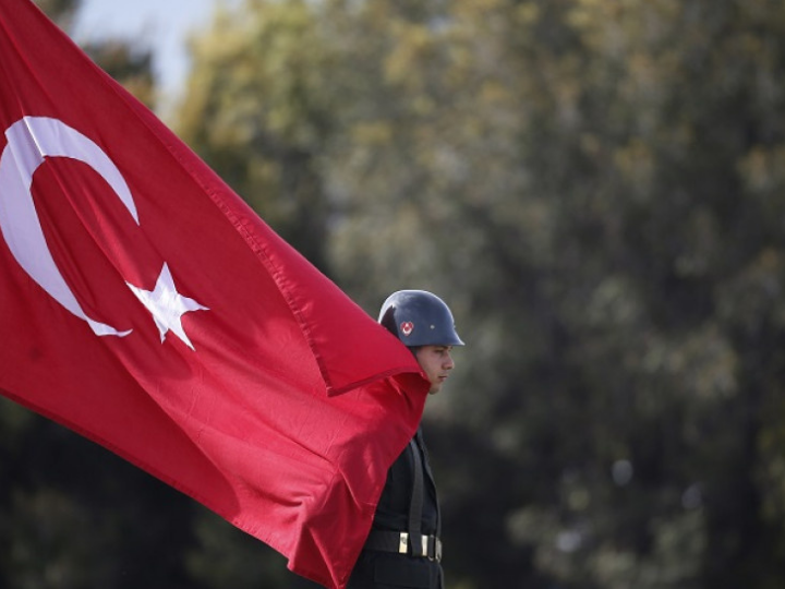 «Ο Τούρκος πρόεδρος, προσώρας, θα αφήσει στο βεστιάριο τα ευρασιατικά του οράματα και θα είναι πολύ προσεκτικός με το ακραίο Ισλάμ.»