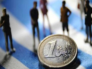 Στην Ελλάδα συνέβη ότι και στις μετανεωτερικές δυτικές ’’ελεύθερες’’ οικονομίες της απορρύθμισης. H πετυχημένη κατασκευή του χρεωμένου ανθρώπου είναι στην ουσία η κατασκευή εκείνου του υποτακτικού υπηκόου στην ισχυρή εξουσία της τραπεζικής και βιομηχανικής ελίτ.