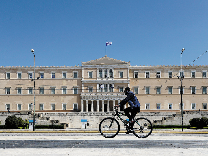«Στην ουσία η ανθρωπότητα βιώνει την μεγαλύτερη στην ιστορία της απο-συσχέτιση εν μέσω της μεγαλύτερης συσχέτισης και δικτύωσης των υποκειμένων της. Το καπιταλιστικό σύστημα έδωσε μέσω του internet την χωρική διέξοδο στο κεφάλαιο και αυτό εισήλθε στην κοινωνική δικτύωση ως συντελεστής παραγωγής σχέσεων.»