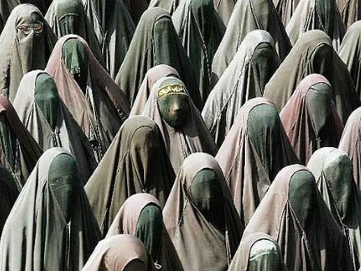 "Στο όνομα του πανάγαθου Αλλάχ.... Μακρόν πρόεδρε των απίστων, μάθε ότι εκτέλεσα ένα από τα σκυλιά σου της κολάσεως, που τόλμησε να ταπεινώσει τον Μωάμεθ... Συγκράτησε τους δικούς σου πριν σας επιβάλλουμε μια πολύ σκληρή τιμωρία...".