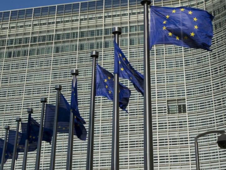 Το Ευρωπαϊκό Κοινοβούλιο προωθεί σταθερά τη θέσπιση μιας συνεκτικής πολιτικής της ΕΕ για τη δημόσια υγεία. Στο ψήφισμα για την αναθεώρηση του προϋπολογισμού μετά το 2020 και το σχέδιο ανάκαμψης, οι ευρωβουλευτές τόνισαν ότι θα πρέπει να συσταθεί ένα αυτόνομο ευρωπαϊκό πρόγραμμα υγείας.