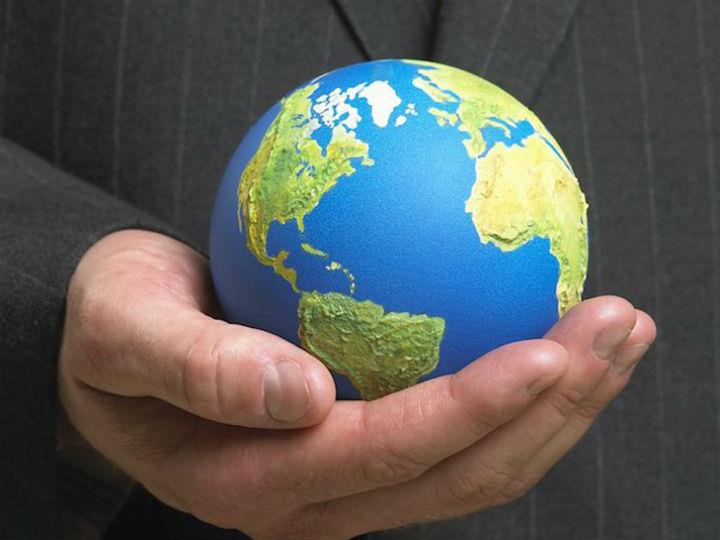 Τα αιτήματα των εχθρών της παγκοσμιοποίησης είναι κυρίως η εφαρμογή των εργατικών νόμων της Δύσης στις αναπτυσσόμενες χώρες, το κλείσιμο των συνόρων στο διεθνές εμπόριο και η επιβολή ελέγχων στη διακίνηση κεφαλαίων και βέβαια συναλλάγματος.