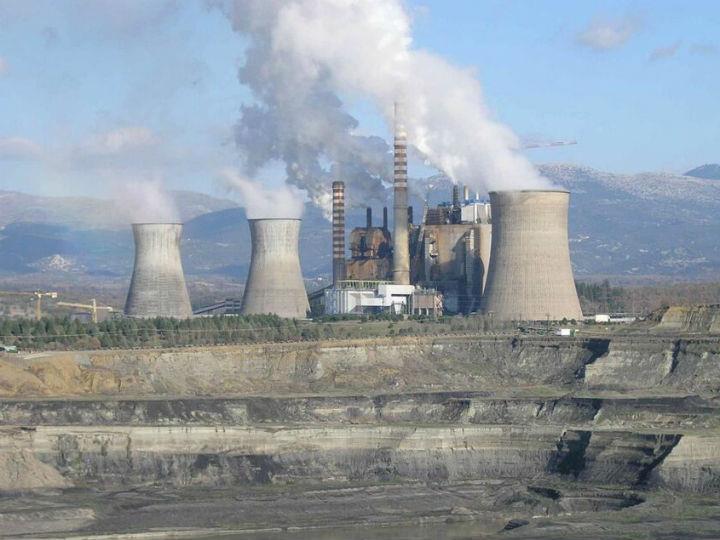 Το WWF Ελλάς φέρνει στο φως στοιχεία που αποδεικνύουν ότι περίπου 2.200 εργαζόμενοι βρίσκονται σε άμεσο κίνδυνο απώλειας εργασίας και εισοδήματος στις δύο υπόψη περιοχές (1.833 στη Δ. Μακεδονία και 375 στη Μεγαλόπολη).