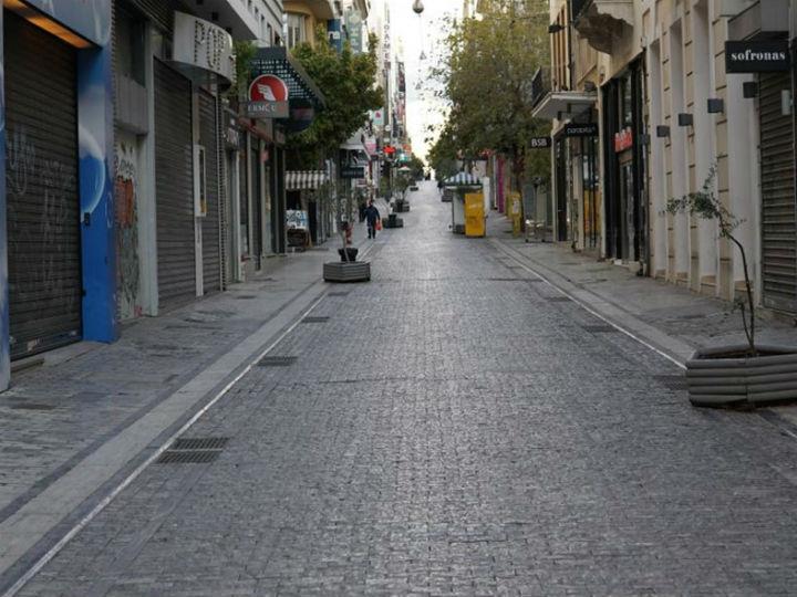 Με το "εγκλεισμό", τονίζει ο Γάλλος φιλελεύθερος στοχαστής Ερίκ Λωράν, αρχίζει να κυριαρχεί μια ".ιατρό ποίηση." της καθημερινής ζωής, που θυμίζει τον Φουκώ. 