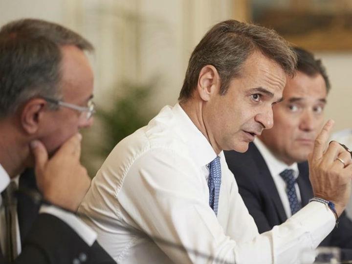 Στην ουσία, όμως, το «εσωτερικό» πρόβλημα που αντιμετωπίζει η κυβέρνηση Μητσοτάκη σχετίζεται με τις πρώτες εντυπώσεις που δημιούργησε. Η προσδοκία ήταν πως επρόκειτο για μία κυβέρνηση έτοιμη να προχωρήσει σε ρήξεις. Και τα πρώτα βήματα έδειξαν να το επιβεβαιώνουν.
