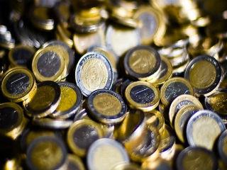 Η χώρα ξέφυγε από την επίσημη χρεοκοπία, στραπατσαρίστηκε πολλαπλά και άσχημα, δεν έχει τους βαθμούς ελευθερίας που είχε στην προ-κρίσης εποχή για να ασκήσει πολιτική, πολλές μορφές πολιτικής δεν είναι επιλέξιμες γιατί ανήκαν στους γενεσιουργούς παράγοντες της κρίσης, το κατά κεφαλή ΑΈΠ της έχει μειωθεί από το 85,2% (2009) στο 62,8% του μέσου όρου της Έ.Έ. (2018), ξεπερνώντας μόνο την Βουλγαρία, τη Ρουμανία και την Κροατία.