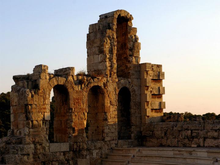 Η Τέχνη είναι αναγκαία και ότι το Φεστιβάλ θα είναι ολοκληρωμένο όταν θα μπορέσει να αγκαλιάσει πάλι όλους τους καλλιτέχνες που είχε συμπεριλάβει στο πρόγραμμά του για φέτος, μαζί με άλλους που θα προστεθούν στον νέο σχεδιασμό του για το επόμενο καλοκαίρι, με ανοιχτή την Πειραιώς 260 – που είναι η καρδιά της σύγχρονης δημιουργίας στον χώρο των παραστατικών τεχνών.
