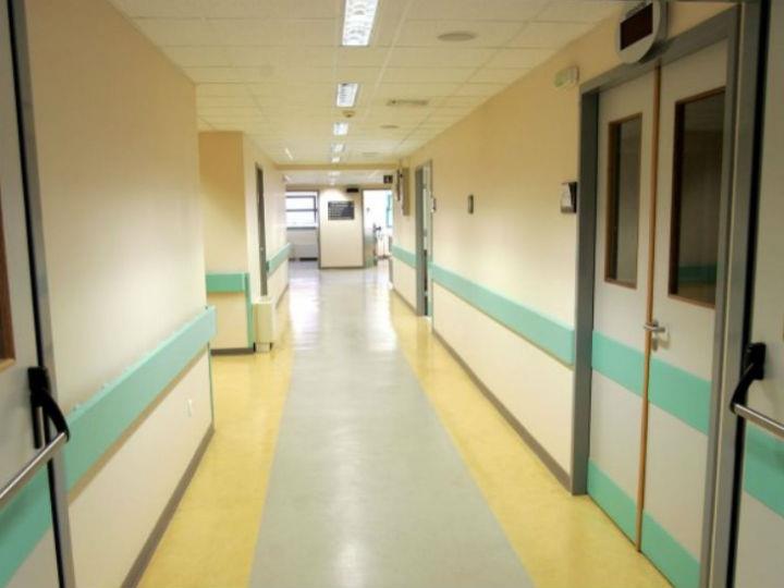 Η ευθύνη της νοσηλείας όλων των περιστατικών ανήκει αποκλειστικά στο κράτος μέσω των κέντρων αναφοράς που έχει ορίσει, στα οποία πρέπει υποχρεωτικά να προσέλθει όποιος νοσήσει από τον COVID-19.