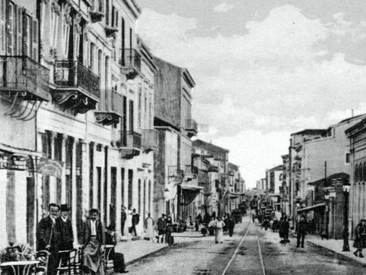 Νοσταλγικά και χαριτωμένα ο Γιώργος Κουρμούσης περιγράφει μια πόλη γεμάτη αρχοντιά και μπόλικο κέφι την εποχή εκείνη, όπου μέλημα πολλών κατοίκων της ήταν το πώς θα κάνουν πλάκα.