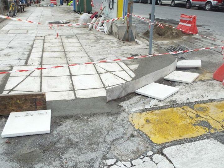 «Τα πεζοδρόμια, αγαπητοί κύριοι της ΠΟΜΙΔΑ, είναι πράγματι μια πολύ παλιά, πονεμένη ιστορία. Γνωστή σε όλους τους πεζούς. Σε όλες τις οργανώσεις που διαμαρτύρονται κατά καιρούς, σε όλα τα ΜΜΕ που συχνά δημοσιεύουν ιστορίες πεζών που δεν μπορούν να περπατήσουν ελεύθερα στα απροσπέλαστα πεζοδρόμια, ή που είχαν σοβαρά ατυχήματα.»