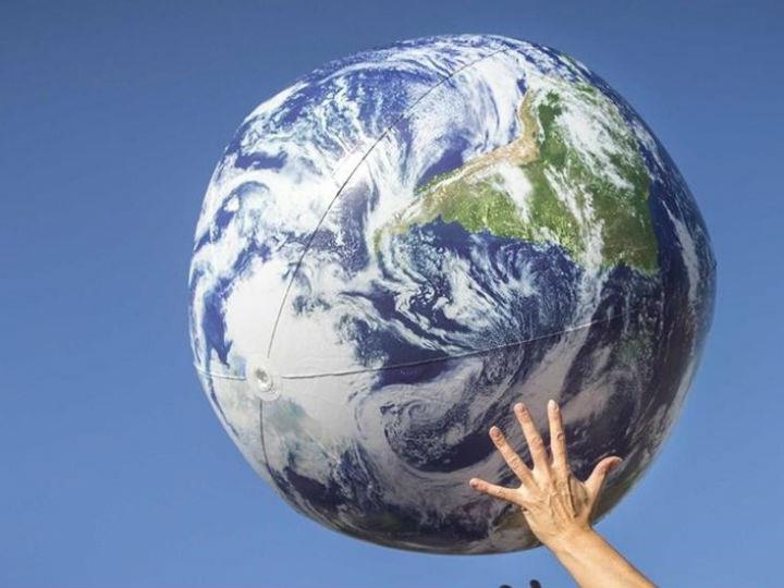 Έχουν σημειωθεί δύο ενεργειακές επαναστάσεις στην ανθρώπινη ιστορία: η αγροτική επανάσταση, η οποία εκμεταλλευόταν περισσότερο το προσπίπτον φως του ηλίου? και η βιομηχανική επανάσταση, η οποία εκμεταλλευόταν το απολιθωμένο φως του ηλίου.