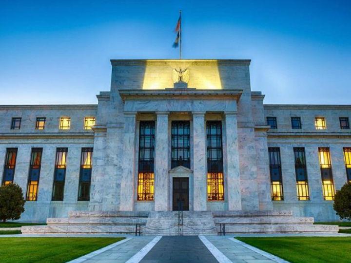 «Η μακροοικονομική θεωρία μας λέει πως το ιδανικό είναι η συστολή και η διαστολή της προσφοράς χρήματος, να συναντά το οικονομικό αποτέλεσμα της κοινωνίας. Αν παράγονται πολλά αγαθά, αντίστοιχα δημιουργούνται χρήματα και το ανάποδο. Φυσικά αυτό στην πράξη δεν τηρείται.»