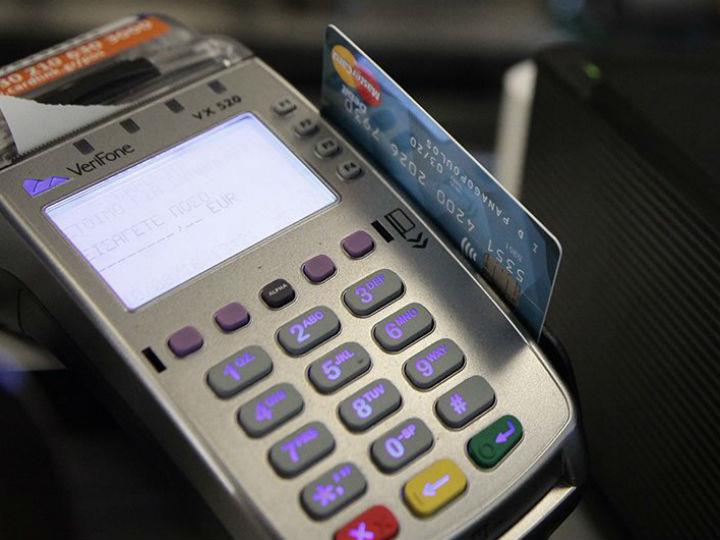 Οι αγορές μέσω Διαδικτύου έχουν ενισχύσει την τάση αποφυγής μετρητών, καθώς οι καταναλωτές που μένουν στα σπίτια τους καταφεύγουν στο Διαδίκτυο για τα βασικότερα προϊόντα. Στις ΗΠΑ, 40 εκατομμύρια καταναλωτές χρησιμοποίησαν το Διαδίκτυο για τα ψώνια του σούπερ μάρκετ τον Απρίλιο. 