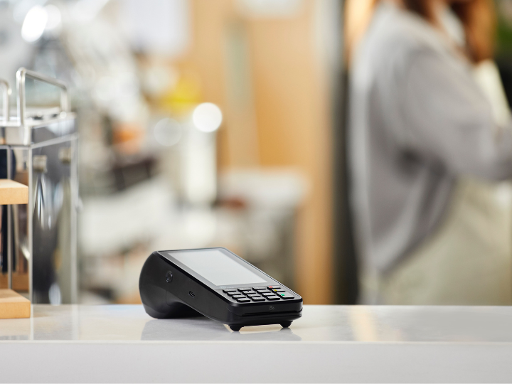 Πρόσφατα λοιπόν με αποφάσεις του διοικητή της ΑΑΔΕ, Γιώργου Πιτσιλή καθορίζονται οι τεχνικές προδιαγραφές για δύο νέους τύπους Φορολογικού Ηλεκτρονικού Μηχανισμού (ΦΗΜ) ενώ επικαιροποιούνται οι προδιαγραφές διασύνδεσης μεταξύ ταμειακών και POS.