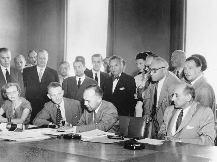 «Η προσφυγή της κυβέρνησης στην Commission για αναθεώρηση της Σύμβασης της Γενεύης, όπως έγραψε η ΕΣΤΙΑ, μάλλον επιβεβαιωτική των κυβερνητικών αποφάσεων για τον τρόπο εφαρμογής της, παρά αναμόρφωση ζήτησε, διότι πρώτον, μια διεθνής Σύμβαση δεν αναθεωρείται μονομερώς και δεύτερον, διότι δεν χρειάζεται καμία αναμόρφωση, παρά σωστή ερμηνεία και σθεναρή εφαρμογή της.»