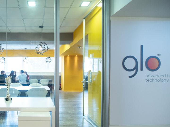 Οι εργαζόμενοι της British American Tobacco Hellas, στο πλαίσιο της νέας πρακτικής που ξεκίνησε πρόσφατα, έχουν την δυνατότητα κάθε εβδομάδα να επιλέγουν οποιαδήποτε ημέρα επιθυμούν για να εργαστούν από το σπίτι τους ή από οπουδήποτε αλλού, με βάση σύγχρονο τεχνολογικό εξοπλισμό που τους παρέχει η εταιρεία και δίνει την επιλογή τηλεργασίας και παράλληλης συνομιλίας όπου αυτή χρειάζεται, δημιουργώντας ουσιαστικά ένα χώρο εργασίας χωρίς την απαραίτητη παρουσία στο γραφείο.