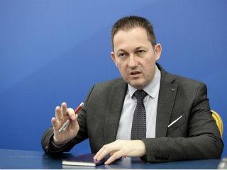 Όταν η παραοικονομία ανέρχεται σε περίπου 40 δις. ευρώ και η φοροδιαφυγή σε περίπου 16 δις. ευρώ τον χρόνο τον χρόνο, έχουμε κάθε κίνητρο αυτή την απειλή να τη μετατρέψουμε σε ευκαιρία αύξησης των δηλωθέντων εισοδημάτων και κατ’ επέκταση των εσόδων. Μέσω των χαμηλότερων φορολογικών συντελεστών, προώθησης των ηλεκτρονικών συναλλαγών, διαγραφής ανείσπρακτων οφειλών για να κάνουμε πιο στοχευμένους τους ελέγχους της φορολογικής αρχής και τελικά διεύρυνση της φορολογικής βάσης, ώστε να εισπράττονται «σχετικά λίγα από όλους», όχι «εξοντωτικά πολλά από λίγους»
