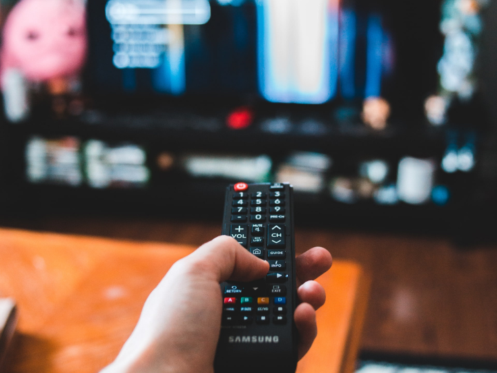 «Οι παθητικοί τηλεθεατές που καταπίνουν τάχα αμάσητη, παραδομένοι στη χαύνωση του καναπέ, την «προπαγάνδα των καναλιών» – συνεπώς αρκεί να τους αλλάξεις «τροφή» για να αλλάξουν συμπεριφορά - είναι πλάσματα της φαντασίας.»