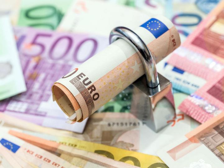 Όπως προκύπτει από πανευρωπαϊκή έρευνα-βαρόμετρο που πραγματοποίησε στα τέλη Σεπτεμβρίου σε 24.000 καταναλωτές από 24 χώρες της Ευρώπης η Intrum (μεγαλύτερη σε μέγεθος ευρωπαϊκή εταιρεία διαχείρισης δανείων και απαιτήσεων), το 61% των Ελλήνων δηλώνει ότι οι λογαριασμοί που πρέπει να πληρώνει κάθε μήνα αυξάνονται με ταχύτερο ρυθμό σε σύγκριση με το εισόδημα του, έναντι 45% που είναι ο ευρωπαϊκός μέσος όρος. 